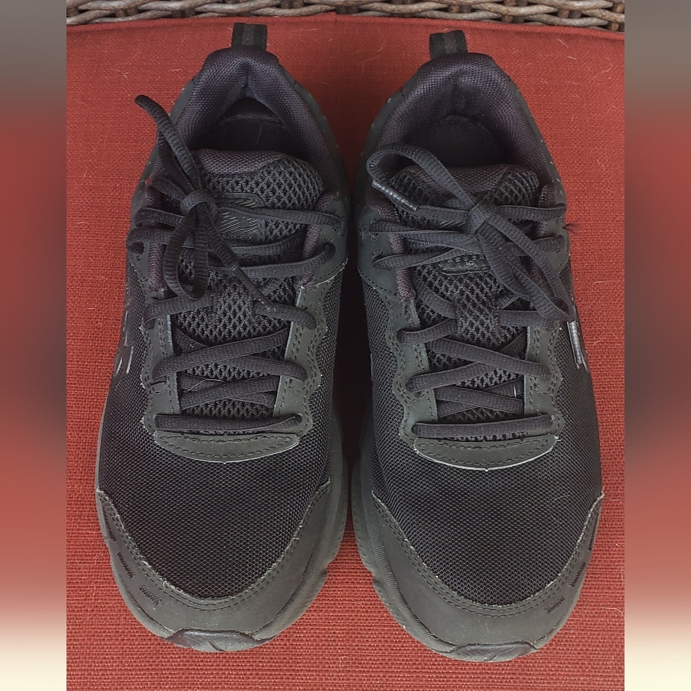 Under Armor men's black sneakers,size 8, great condition